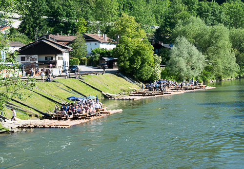 Ablegestelle Weidach mit G&auml;sten und Fl&ouml;&szlig;en an der Loisach