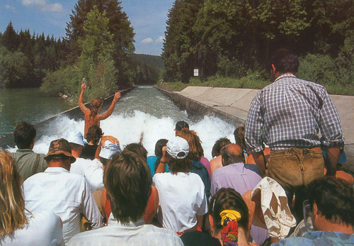 G&auml;ste jubeln auf dem Floss bei der Ankunft an der Flossrutsche