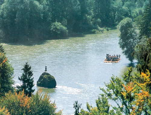 Floss passiert den Georgenstein in der Isar bei Gr&uuml;nwald