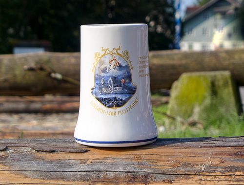 Souvenir-Bierkrug mit Loisach-Isar Flossfahrt Wappen auf Holzbalken