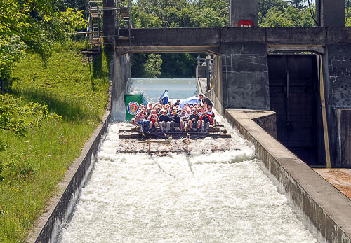 Floss schiesst die längste Flossrutsche Europas im Mühltal hinunter