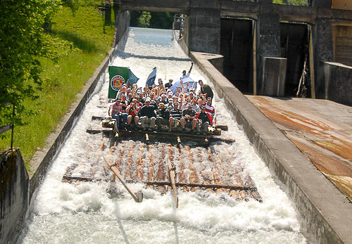 Gruppe auf dem Floss in der Flossrutsche mit 18 Metern Höhenunterschied