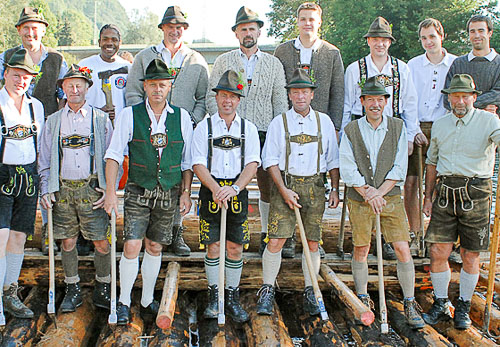 Flößer-Mannschaft in bayerischer Tracht mit Lederhosen auf dem Holzfloss