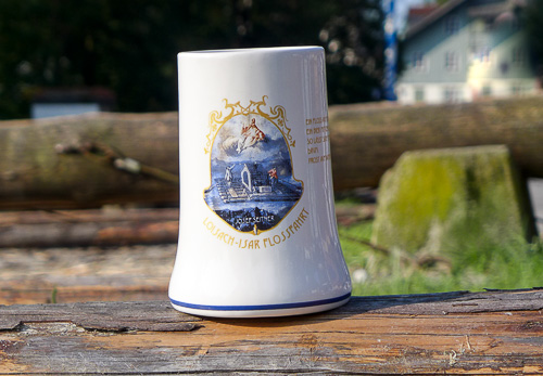 Souvenir-Bierkrug mit Loisach-Isar Flossfahrt Wappen auf Holzbalken