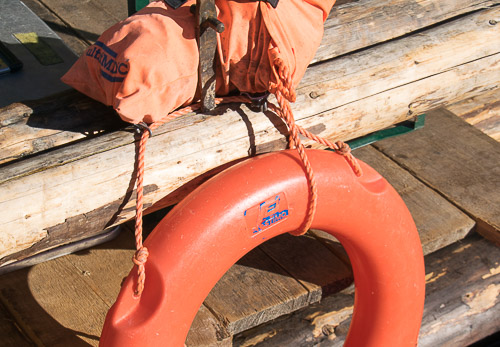 Rettungsring und Schwimmweste als Sicherheitsausrüstung auf dem Floss