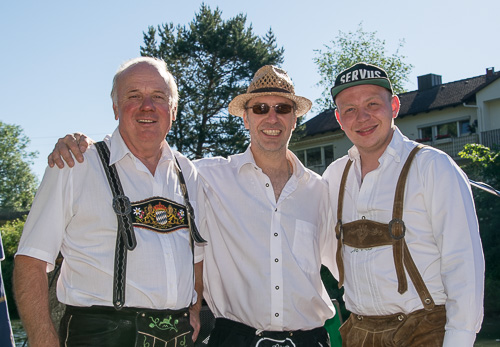 Drei Musiker in Lederhosen und Strohhut sorgen für Stimmung auf dem Floss