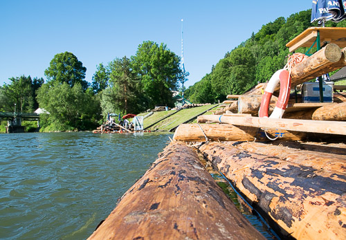 Nahaufnahme der Holzbalken eines Flosses an der Abfahrtsstelle an der Loisach
