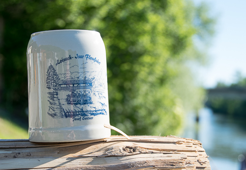 Loisach-Isar Flossfahrt Bierkrug von Josef Seitner auf dem Floss