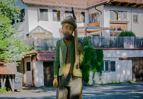 Holzskulptur eines Flößers in der Flößerstadt Wolfratshausen