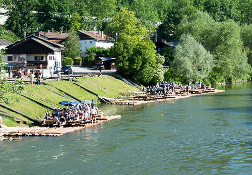 Ablegestelle Weidach mit wartenden Gästen und Flößen an der Loisach