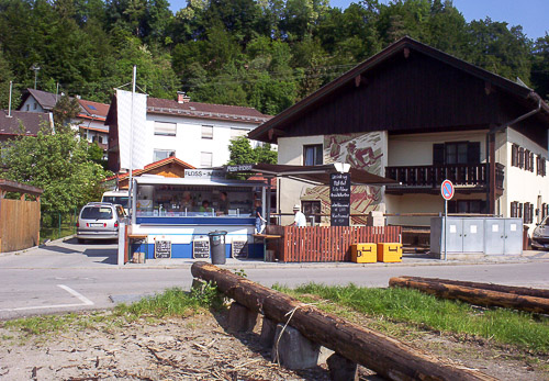 Imbissstand und Treffpunkt an der Abfahrtsstelle in Wolfratshausen