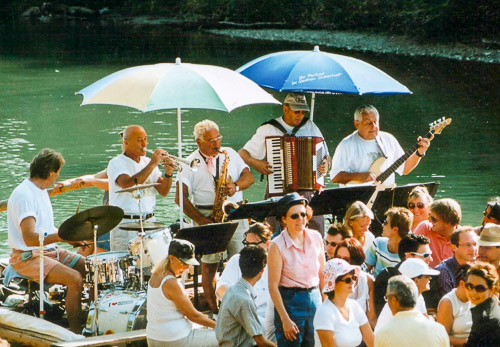 Live-Band mit Akkordeon und Gitarre spielt bayerische Musik auf dem Floss