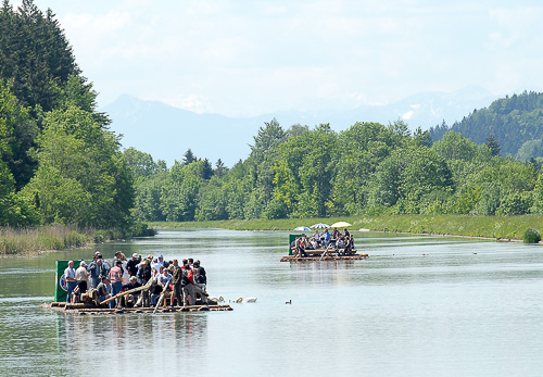 Zwei Flöße auf der Isar mit Alpenpanorama im Hintergrund